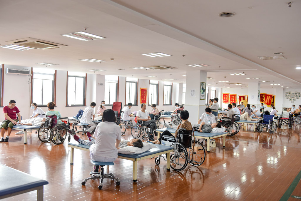 康復醫(yī)學科康復治療大廳.jpg