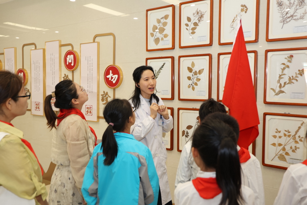 學生參觀武進中醫(yī)藥文化科普宣傳教育基地.jpg